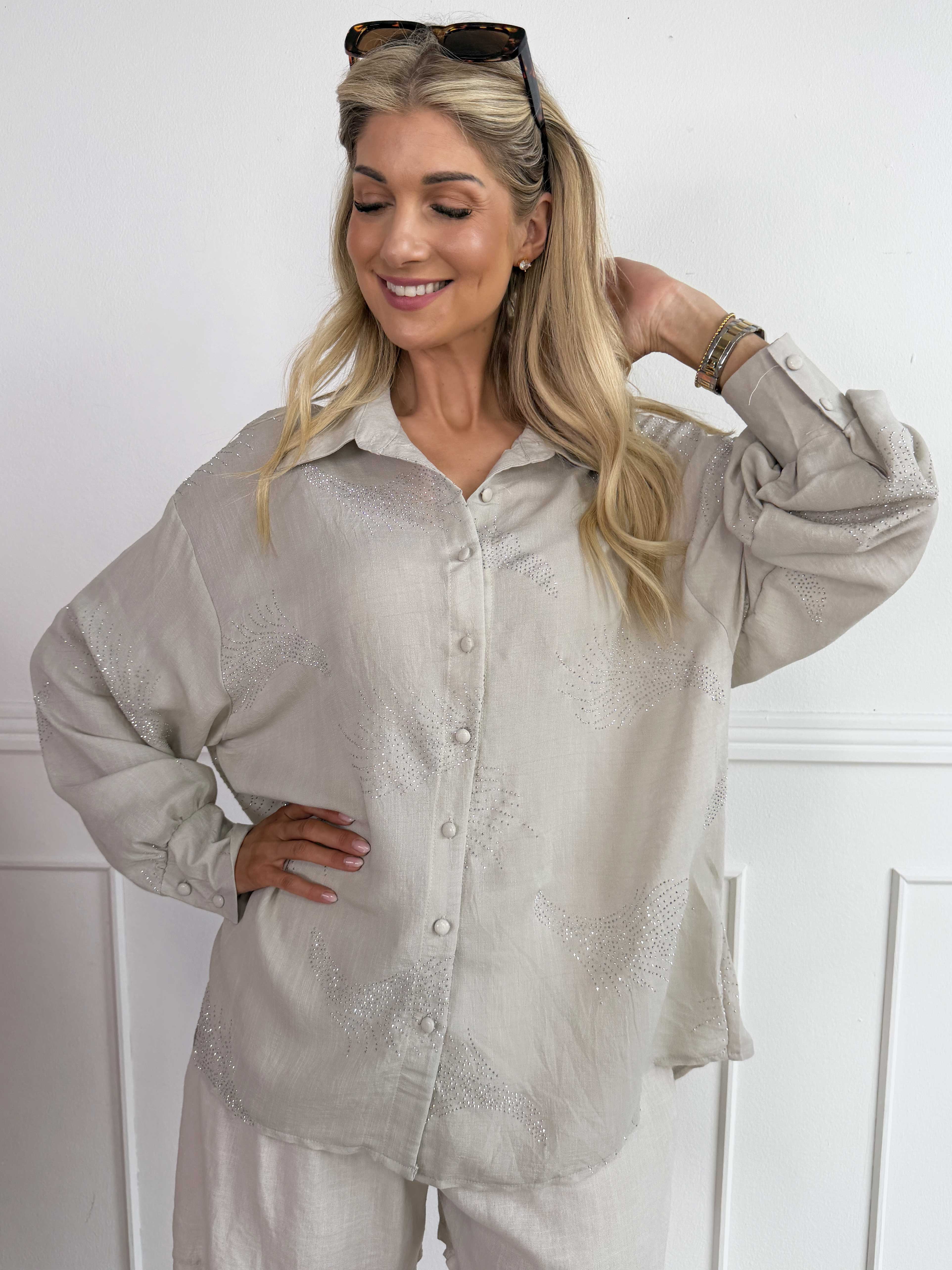 Heidy - Plus size skjorta med fina strass och breda manschetter
